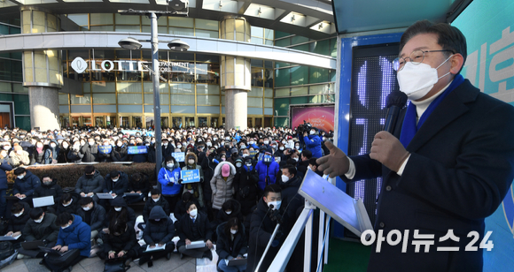 이재명 더불어민주당 대선후보가 17일 오전 서울 노원구 상계동 롯데백화점 노원점 앞에서 유세를 펼치고 있다. [사진=국회사진취재단]