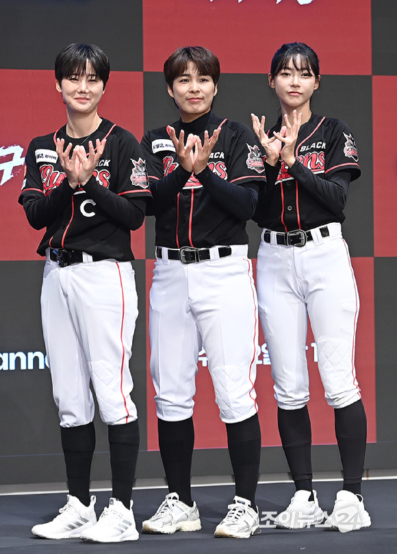 전 핸드볼선수 김온아, 전 유도선수 김성연, 육상선수 김민지가 25일 서울 구로구 더 세인트 신도림에서 열린 채널A 야구여왕' 제작발표회에서 포즈를 취하고 있다. [사진=곽영래 기자]