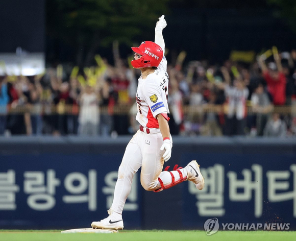 12일 전남광주통합특별시 광주기아챔피언스필드에서 열린 프로야구 LG 트윈스와 KIA 타이거즈의 경기. KIA 김도영이 8회말 무사 1루에서 투런홈런을 치고 베이스를 돌며 기뻐하고 있다. 2026.10.12 [사진=연합뉴스]