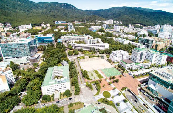 과거 수능 만점자에게 지방대학교 진학을 권유했다가 비판받았다는 게시글이 재조명되고 있다. 사진은 부산대학교 전경. [사진=뉴시스]