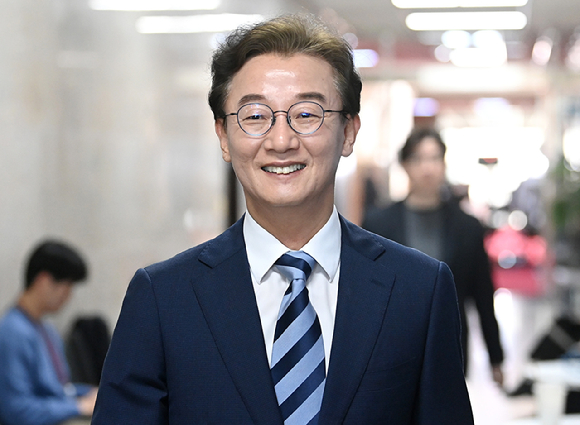 정원오 더불어민주당 서울시장 예비후보가 지난 3일 서울 여의도 KBS 스튜디오에서 열린 더불어민주당 서울시장 본경선 후보자 2차 합동토론회에서 토론을 준비하고 있다. [사진=국회사진기자단]