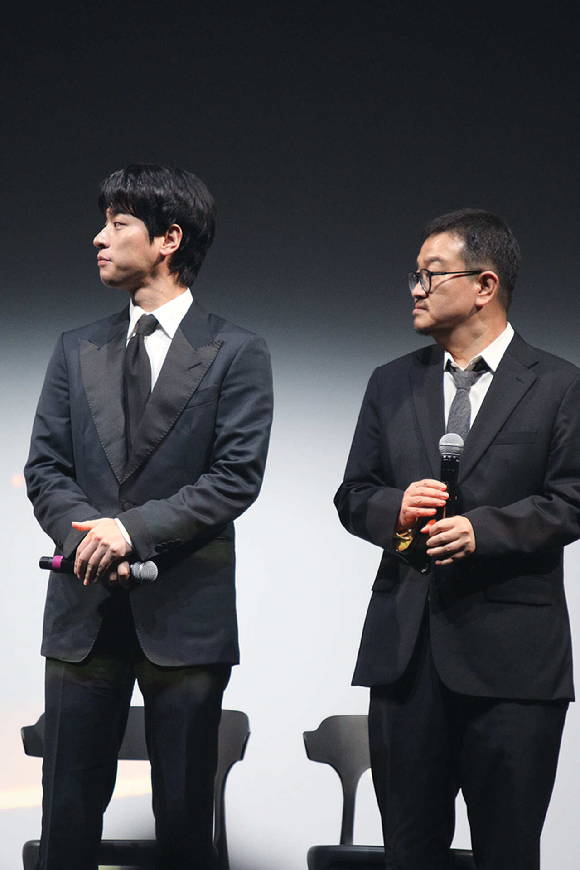 '얼굴'의 배우 박정민, 연상호 감독이 제50회 토론토국제영화제에 참석해 대화를 나누고 있다. [사진=플러스엠엔터테인먼트]