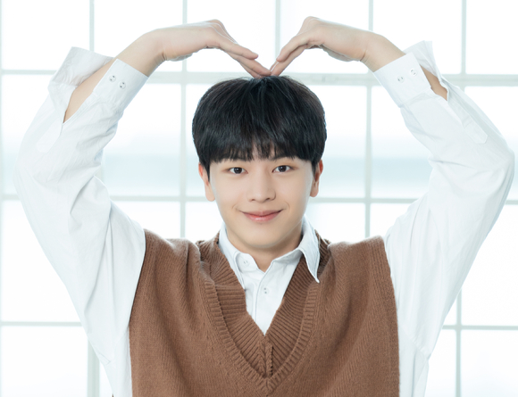 그룹 비투비 육성재가 21일 온라인으로 진행된 비투비 정규 3집 'Be Together' 발매 기념 기자간담회에 참석해 포즈를 취하고 있다. [사진=큐브엔터테인먼트]