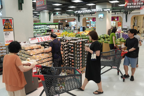 롯데마트 그랑그로서리 은평점 농산 매장에서 고객들이 장을 보는 모습. [사진=롯데마트]