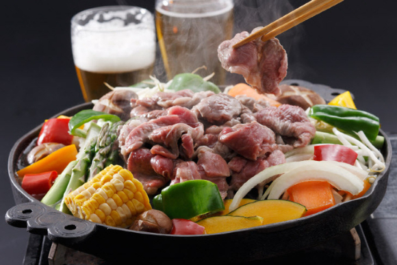 지닌해 연휴 인천국제공항 제1여객터미널 출국장에서 승객들이 탑승 수속을 위해 줄을 서고 있다. [사진=연합뉴스]