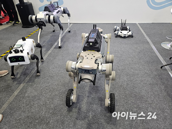 7일 국제인공지능대전이 열린 가운데, 마음AI 부스에서는 차세대 피지컬 에지 모듈인 '메이드(MAIED) 박스'를 내장한 사족보행 로봇 4종이 공개됐다. [사진=설재윤 기자]