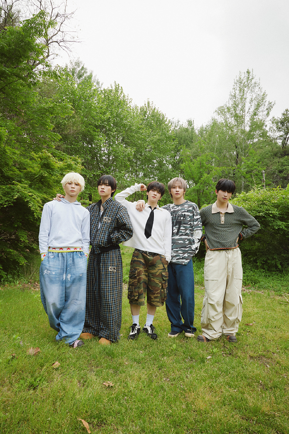 그룹 파우(요치, 동연, 정빈, 현빈, 홍)가 인터뷰에 앞서 사진촬영을 하고 있다. [사진=그리드엔터테인먼트]