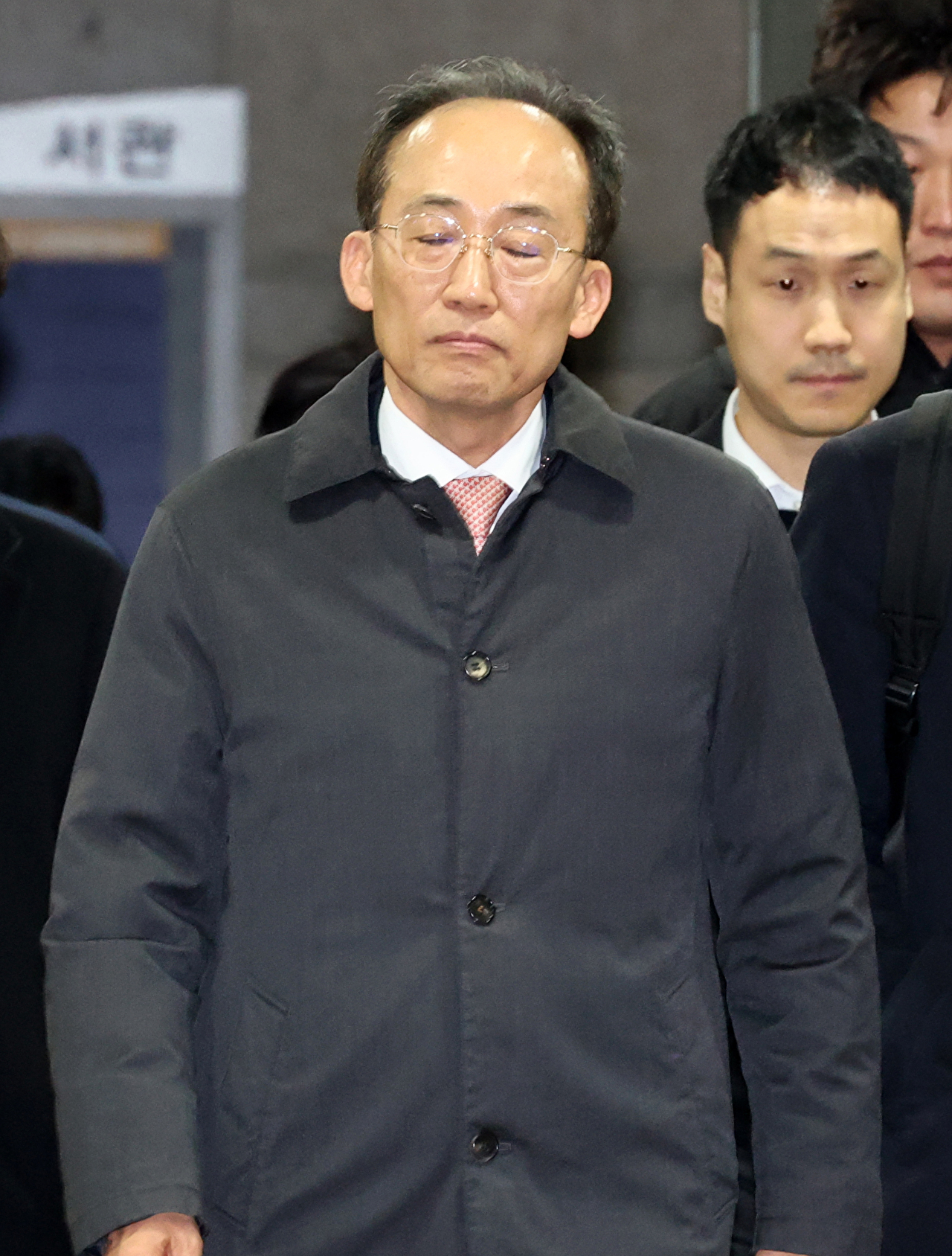 12·3 비상계엄 당시 국민의힘 원내대표 지위를 이용해 의원들의 계엄 해제 표결 참여를 방해한 혐의를 받는 국민의힘 추경호 의원이 2일 서울 서초구 서울중앙지방법원에서 열린 구속 전 피의자 심문(영장실질심사)을 마친 뒤 법정을 나서고 있다. 2025.12.3 [공동취재] [사진=연합뉴스]