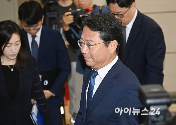 김승원 법무부 장관 후보자가 3일 오전 서울 종로구 적선현대빌딩에 마련된 인사청문회 준비사무실로 출근하고 있다. [사진=곽영래 기자]