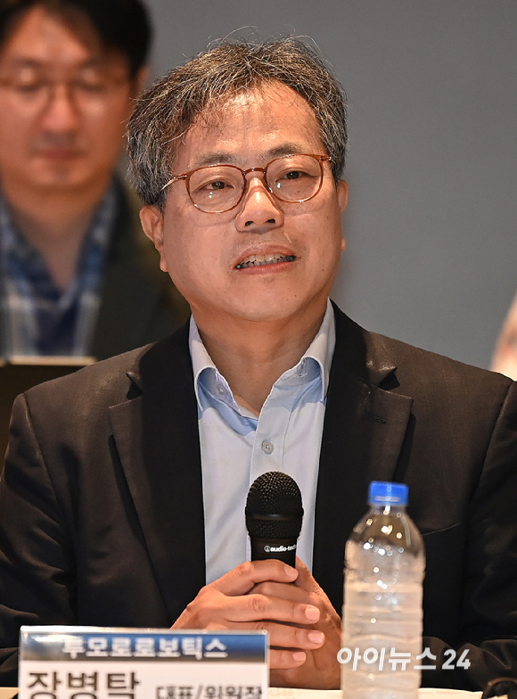 장병탁 서울대 AI연구원장이 27일 오전 서울시 관악구 서울대에서 열린 K휴머노이드연합 창립총회에서 인사말을 하고 있다. [사진=곽영래 기자]
