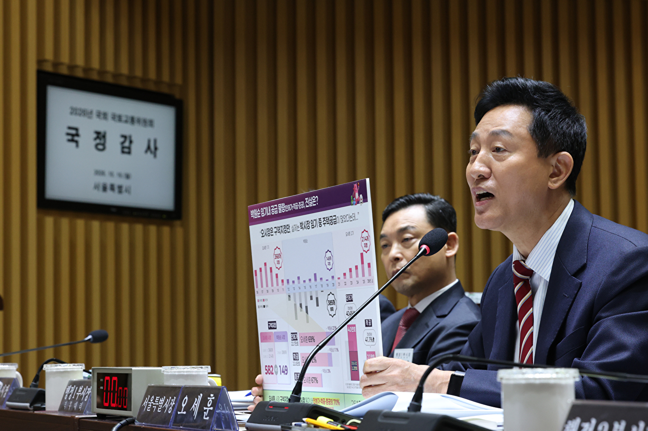 오세훈 서울시장이 19일 서울시청에서 열린 국회 국토교통위원회 국정감사에서 위원 질의에 답하고 있다. [사진=연합뉴스]