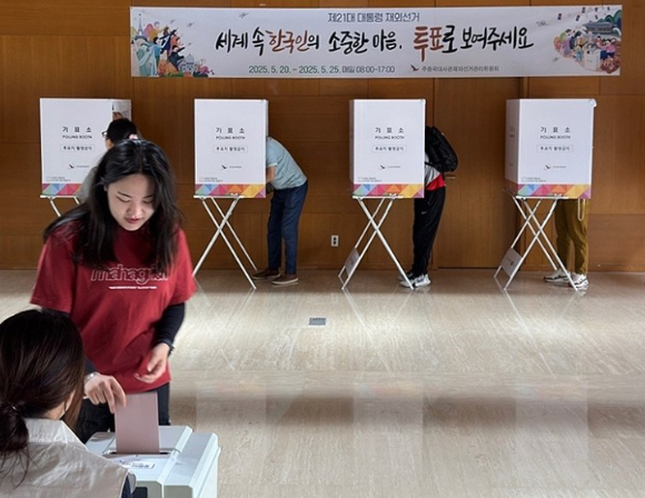 제21대 대통령 선거 재외투표 첫날인 지난 20일, 일본 도쿄 미나토구 주일한국대사관에 마련된 재외투표소에서 유권자가 투표함에 투표용지를 넣고 있다. [사진=연합뉴스]