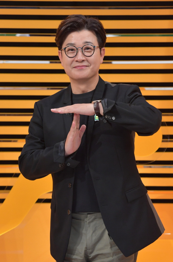 방송인 김성주가 6일 온라인으로 진행된 KBS 2TV 새 예능프로그램 '우리끼리 작전타임' 제작발표회에 참석해 포즈를 취하고 있다. [사진=KBS]