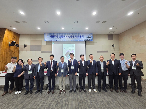 서울 강남구 일대에서 SWM이 운영 중인 구역형 자율주행 로보택시 KGM '코란도 EX'. [사진=KG모빌리티]