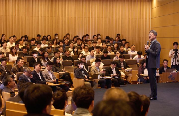 정재헌 SK텔레콤 대표가 21일 서울 중구 을지로 본사에서 취임 6개월 타운홀 미팅을 진행하고 있다. [사진=SKT]