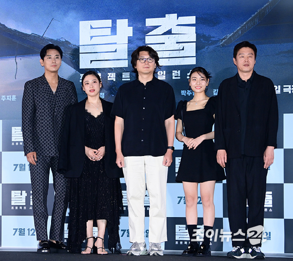 (왼쪽부터)주지훈-박희본-김태곤 감독-김수안-김희원이이 8일 오후 서울 CGV 용산아이파크몰에서 열린 영화 '탈출: 프로젝트 사일런스'(감독 김태곤) 언론시사회에 참석하고 있다. [사진=정소희 기자]