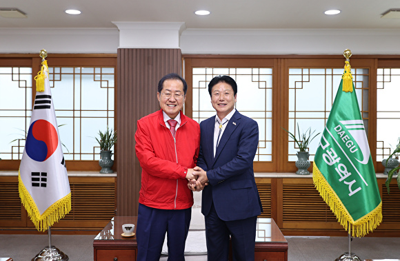 25일 홍준표 대구시장과 이병환 성주군수(왼쪽부터)가 손을 맞잡고 있다. [사진=성주군]