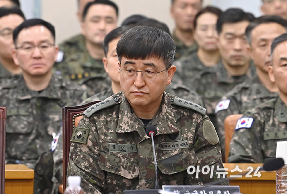 박안수 전 육군참모총장이 21일 오전 서울 여의도 국회에서 열린 윤석열 정부의 비상계엄 선포를 통한 내란 혐의 진상규명 국정조사특별위원회 전체회의에서 출석하고 있다. [사진=곽영래 기자]