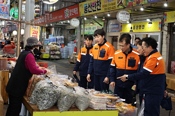 포항제철소 직원들이 건어물 가게에 모여 상품을 고르고 있다 [사진=포스코]