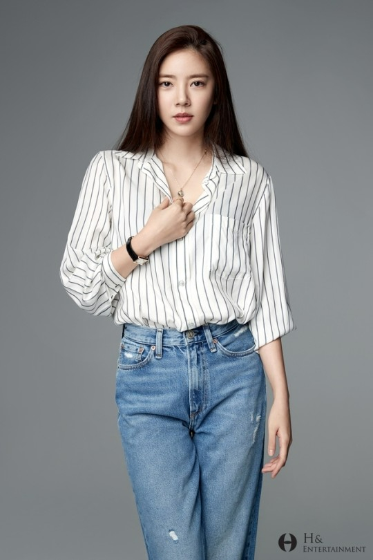 배우 손담비가 H&엔터테인먼트와 재계약을 맺었다. [사진=H&엔터테인먼트]