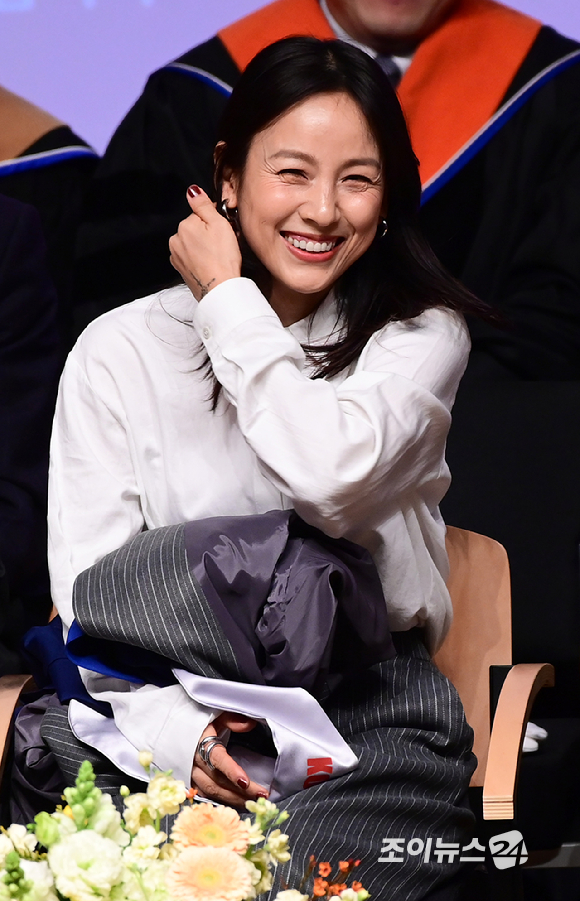 가수 이효리가 14일 오전 서울 성북구 정릉동 국민대학교에서 열린 '2023학년도 학위수여식'에 참석하고 있다. [사진=정소희 기자]