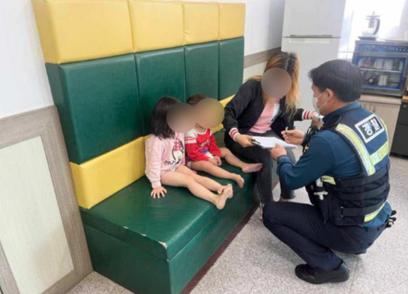 지난 1일 전남 영암경찰서에서 경찰관이 길 잃은 어린 외국인 남매 2명을 보호하고 있다. [사진=전남 영암경찰서]