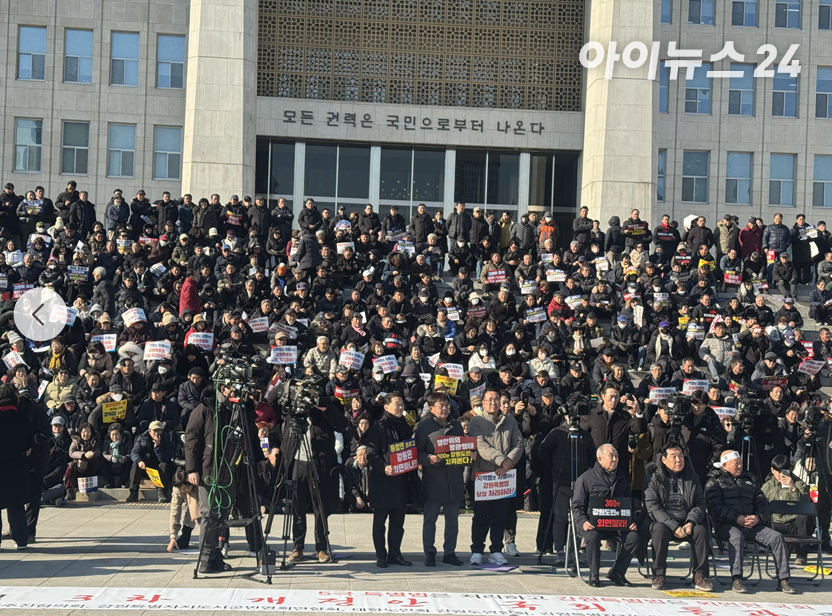 9일 서울 여의도 국회 본청 앞에서 강원특별법 3차 개정안 통과 촉구를 위한 도민 결의 대회가 열리고 있다. [사진=조정훈기자]