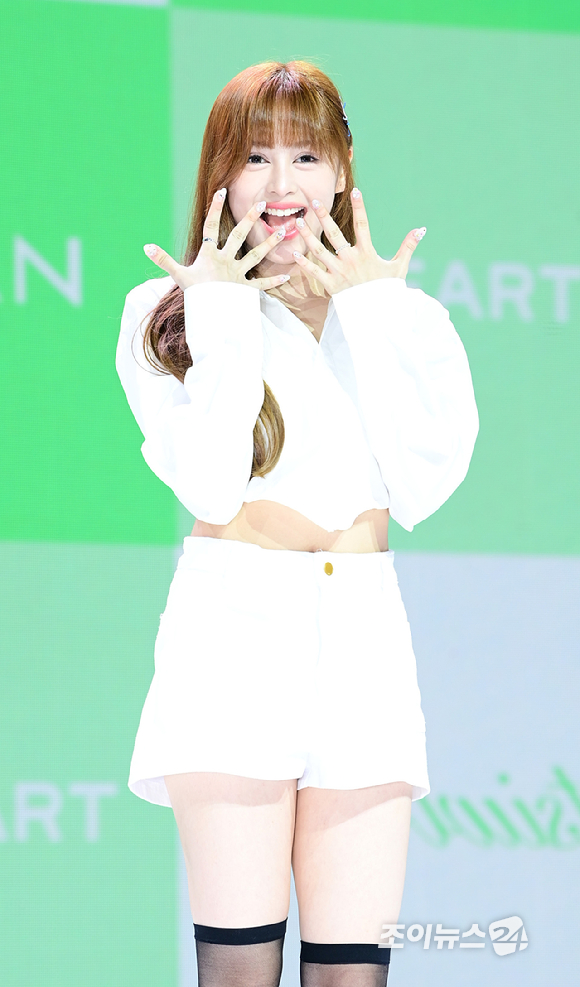 그룹 앳하트 케이틀린이 13일 오후 서울 한남동 블루스퀘어에서 열린 앳하트(AtHeart) 첫 번째 EP '플롯 트위스트'(Plot Twist) 미디어 쇼케이스에 참석하고 있다. [사진=정소희 기자]