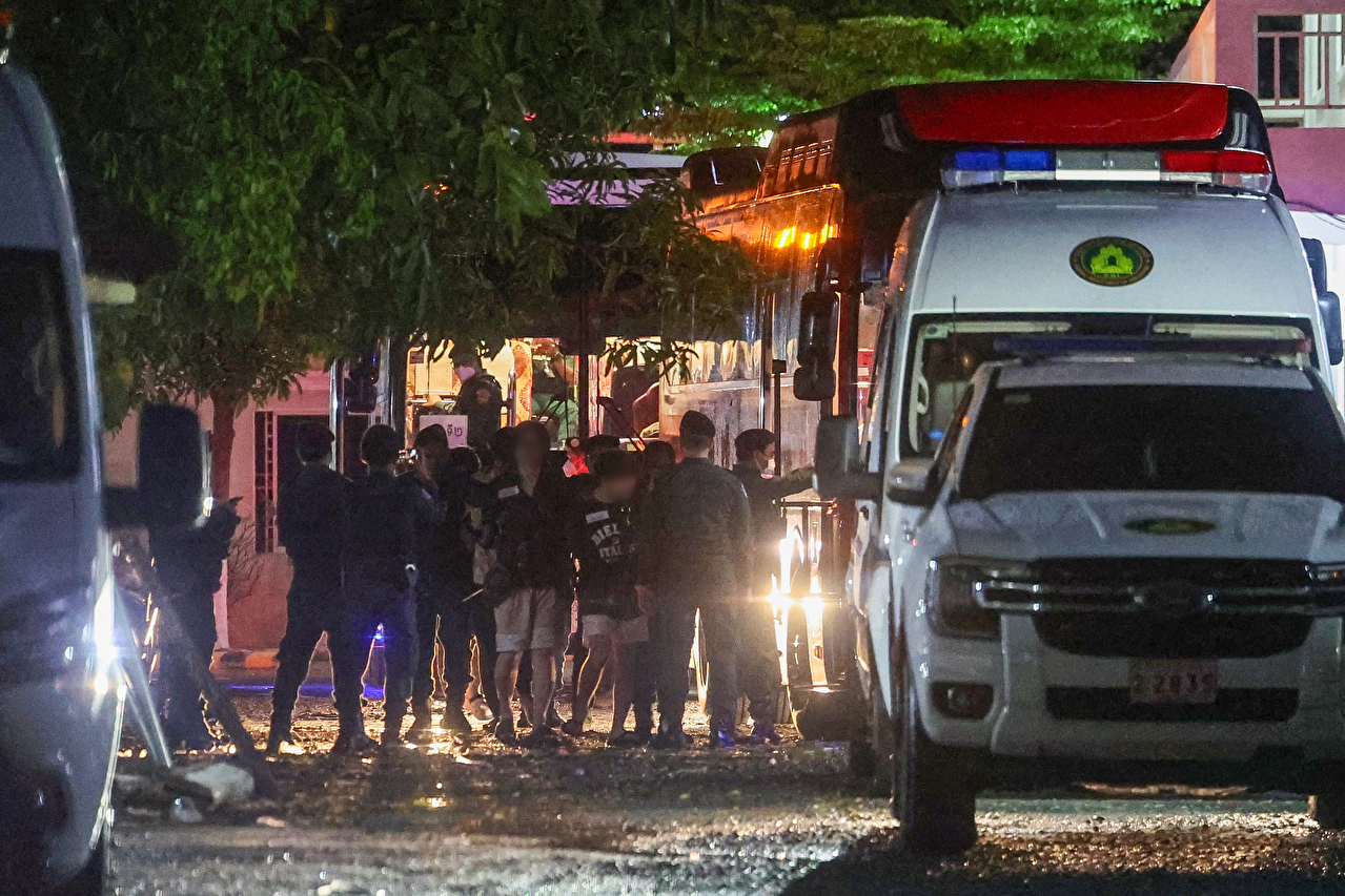 캄보디아 온라인 사기에 가담해 구금된 한국인들이 17일(현지시간) 캄보디아 프놈펜에 위치한 이민청에서 한국 송환 전세기 탑승을 위해 테초국제공항으로 이동하는 버스에 오르고 있다. 2025.10.18 [사진=연합뉴스]