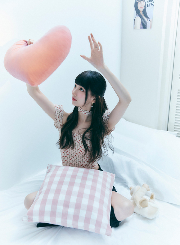 배우 수지가 넷플릭스 시리즈 '이두나!'(감독 이정효) 인터뷰에 앞서 포즈를 취하고 있다. [사진=넷플릭스]