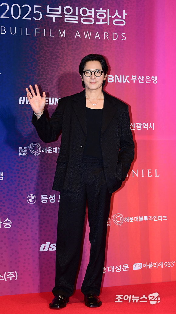 배우 장동건이 18일 오후 부산광역시 시그니엘 그랜드볼룸에서 열린 제33회 부일영화상에 시상식에 참석하고 있다. [사진=정소희 기자]