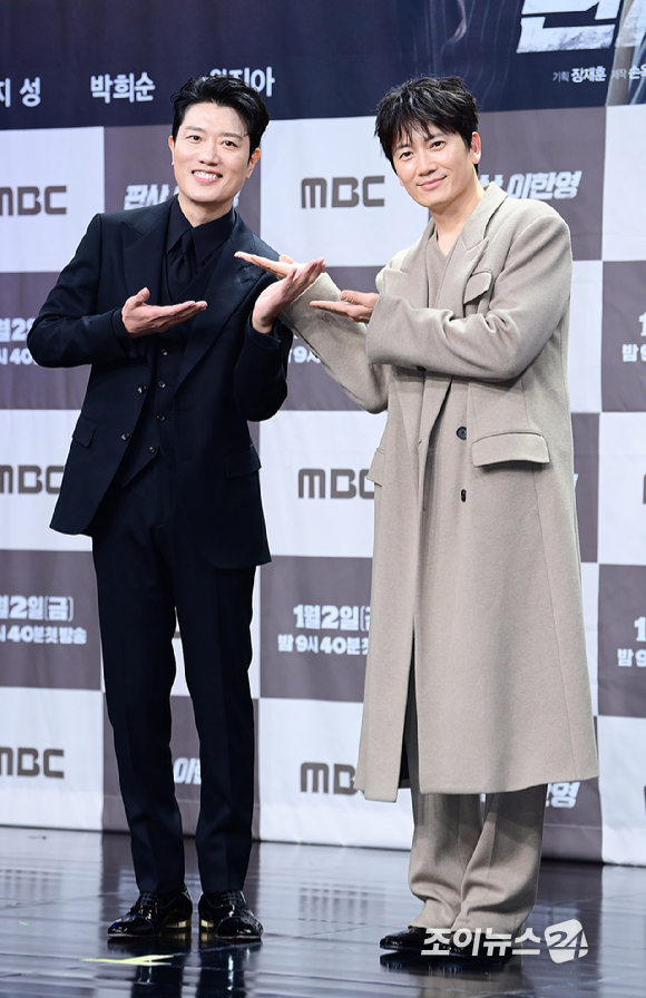 배우 박희순과 지성이 2일 오후 서울 마포구 상암동 MBC 골든마우스홀에서 열린 MBC 새 금토드라마 '판사 이한영' 제작발표회에 참석하고 있다. [사진=정소희 기자]