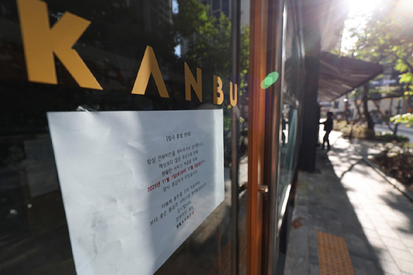 젠슨 황 엔비디아 CEO가 시민과 취재진에게 치킨을 나눠주는 모습 [사진=권서아 기자]