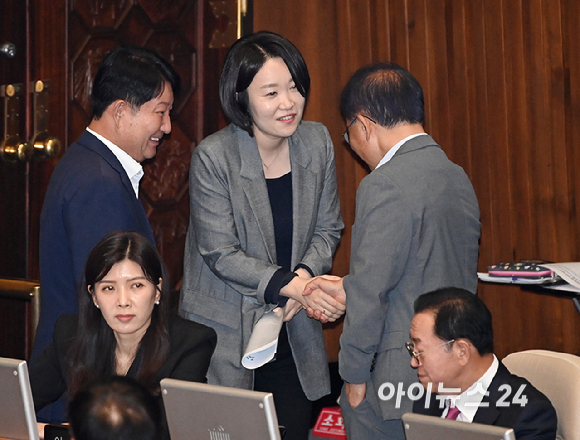 이소영 중소벤처기업부 장관 후보자가 17일 오후 서울 여의도 국회에서 열린 제439회 국회(정기회) 제9차 본회의에서 국민의힘 의원과 이야기를 나누고 있다. 이날 이 후보자에 대한 인사청문보고서는 채택이 불발되었다. [사진=곽영래 기자]