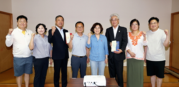 안성시와 안성시의회가 일본 간사이 지역에서 지속가능관광 우수사례 연수를 실시하고 기념촬영을 하고 있다. [사진=안성시]