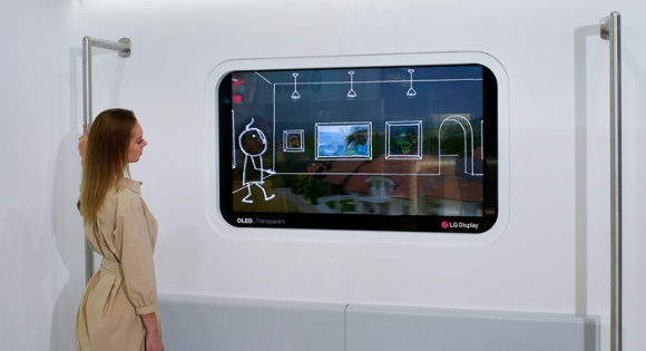 LG디스플레이 모델이 독일 베를린에서 20일(현지시간) 열리는 세계 최대 철도 기술 박람회 '이노트렌스 2022'에서 열차 창문용 투명 OLED 솔루션을 소개하고 있다. [사진=LG디스플레이]