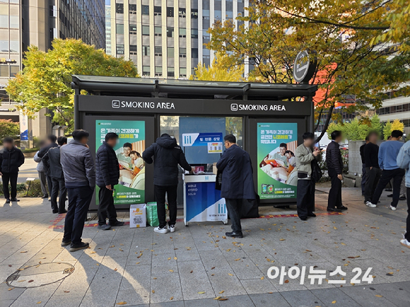 서울 여의도의 한 흡연구역에 모여 담배를 피우는 시민들. [사진=구서윤 기자]