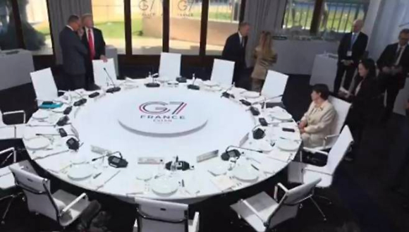 G7 정상회의에 참석한 이재명 대통령이 회의 시작에 앞서 룰라 브라질 대통령과 대화하고 있다. [사진=KTV]