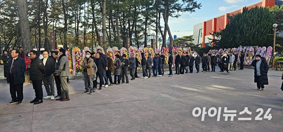  지난 2일 박일호 경상남도 밀양시장 출판기념회에 참석한 축하객들의 행렬이 이어지고 있다. [사진=임승제 기자]