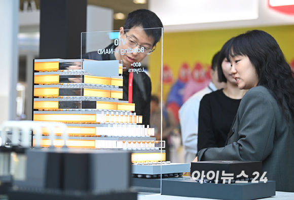 14일 서울 강남구 코엑스에서 열린 '제28회 반도체대전'(SEDEX 2026)에서 관람객들이 삼성전자 부스를 관람하고 있다. [사진=곽영래 기자]