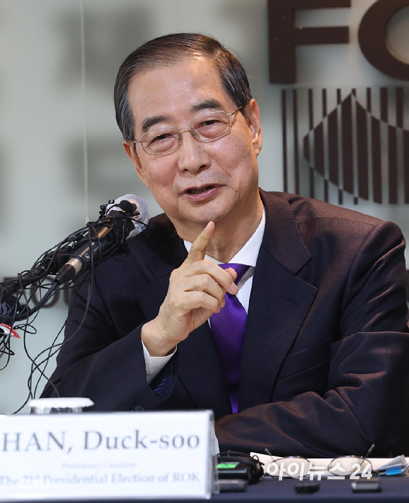 한덕수 무소속 대선 예비후보가 7일 서울 중구 한국프레스센터에서 서울외신기자클럽 초청 기자간담회를 갖고 있다. [사진=국회사진취재단]
