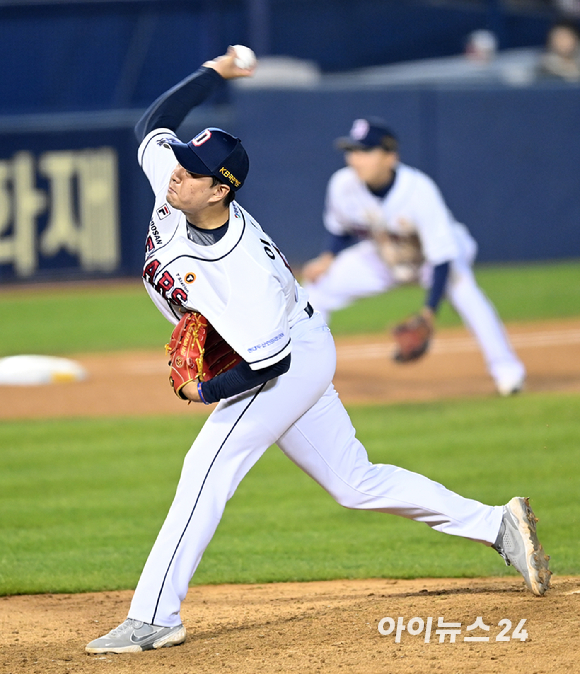 1일 오후 서울 잠실야구장에서 '2021 신한은행 SOL KBO리그' 키움 히어로즈와 두산 베어스의 와일드카드 결정전 1차전이 진행됐다. 두산 이영하가 8회초 마운드에 올라 투구하고 있다.