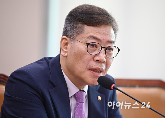 김용빈 중앙선거관리위원회 사무총장이 14일 오전 서울 여의도 국회에서 열린 법제사법위원회 전체회의에서 의원 질의에 답변하고 있다. [사진=곽영래 기자]