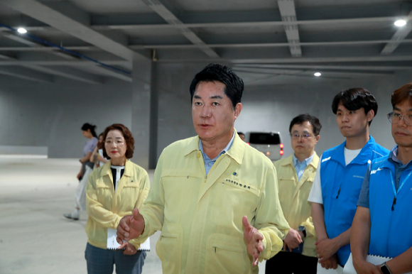 신림공영차고지 저류조를 방문해 시설 가동 여부를 살피는 박준희 관악구청장. [사진=관악구]