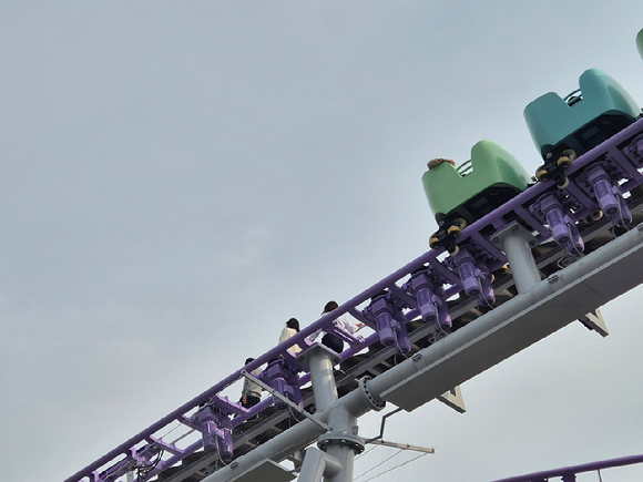 롯데월드 직원들이 3일 오후 신규 테마존 &lsquo;메이플 아일랜드&rsquo;의 대표 어트랙션 &lsquo;스톤 익스프레스&rsquo;탑승객을 구조하고 있다. [사진=독자 제공]