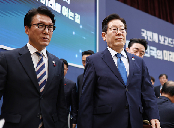 이재명 대통령이 17일 정부세종컨벤션센터에서 행정안전부(경찰청, 소방청)&middot;인사혁신처 업무보고를 마친 후 이동하고 있다. 왼쪽은 김민석 국무총리. 2025.12.17 [사진=연합뉴스]