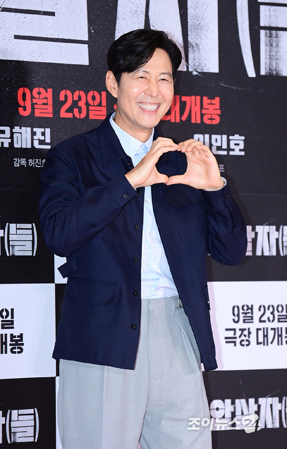 배우 이정재가 21일 서울 송파구 롯데시네마 월드타워에서 열린 영화 '암살자(들)'(감독 허진호) VIP 시사회에 참석하고 있다. [사진=정소희 기자]