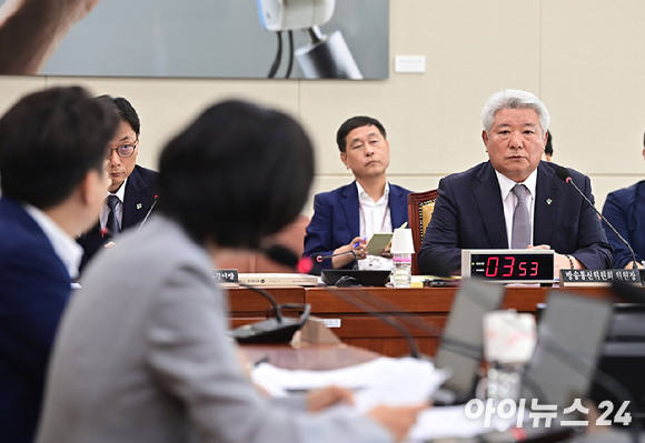 김홍일 방송통신위원장이 21일 오전 서울 여의도 국회에서 열린 과학기술정보방송통신위원회 전체회의 방송통신위원회의 설치 및 운영에 관한 법률 일부개정법률안에 대한 입법청문회에서 질의에 답변하고 있다. [사진=곽영래 기자]