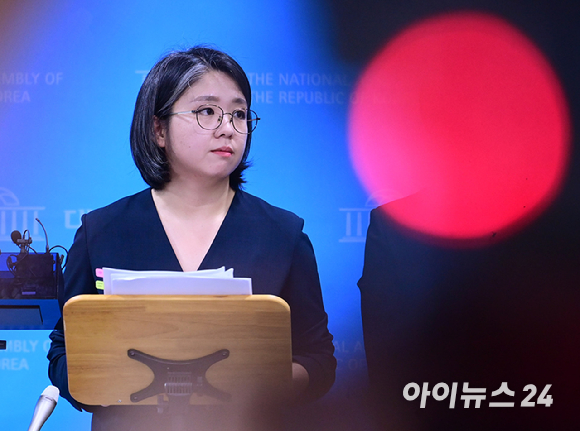 프랑스 국빈 방문 일정을 마치고 귀국한 이재명 대통령과 김혜경 여사가 10일 성남 서울공항 공군 1호기에서 환영객들을 향해 인사하고 있다. 2026.9.10 [사진=연합뉴스]