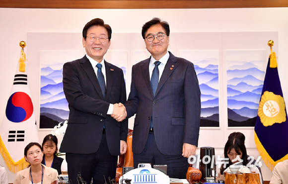 이재명 더불어민주당 대표가 19일 오후 서울 여의도 국회에서 우원식 국회의장을 예방. 기념촬영을 하고 있다. [사진=곽영래 기자]